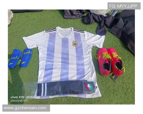 当红足球巨星赛场争锋再掀绿茵狂潮引爆全球球迷热烈关注