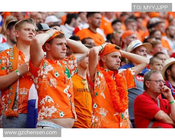 荷兰足球球星因秃头引发关注 竞技状态和外貌变化成球迷热议话题